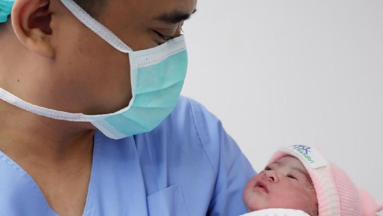 Bobby Nasution menggendong putri cantiknya. Namun hingga kini belum diketahui namanya (dok.pribadi).