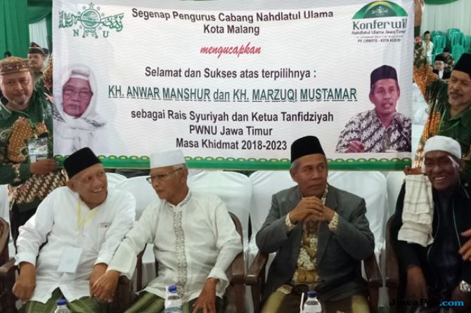 DAKWAH: KH Marzuqi Mustamar (kopiah hitam berjas) besama para kiai pesantren. (foto: ngopibareng.id)