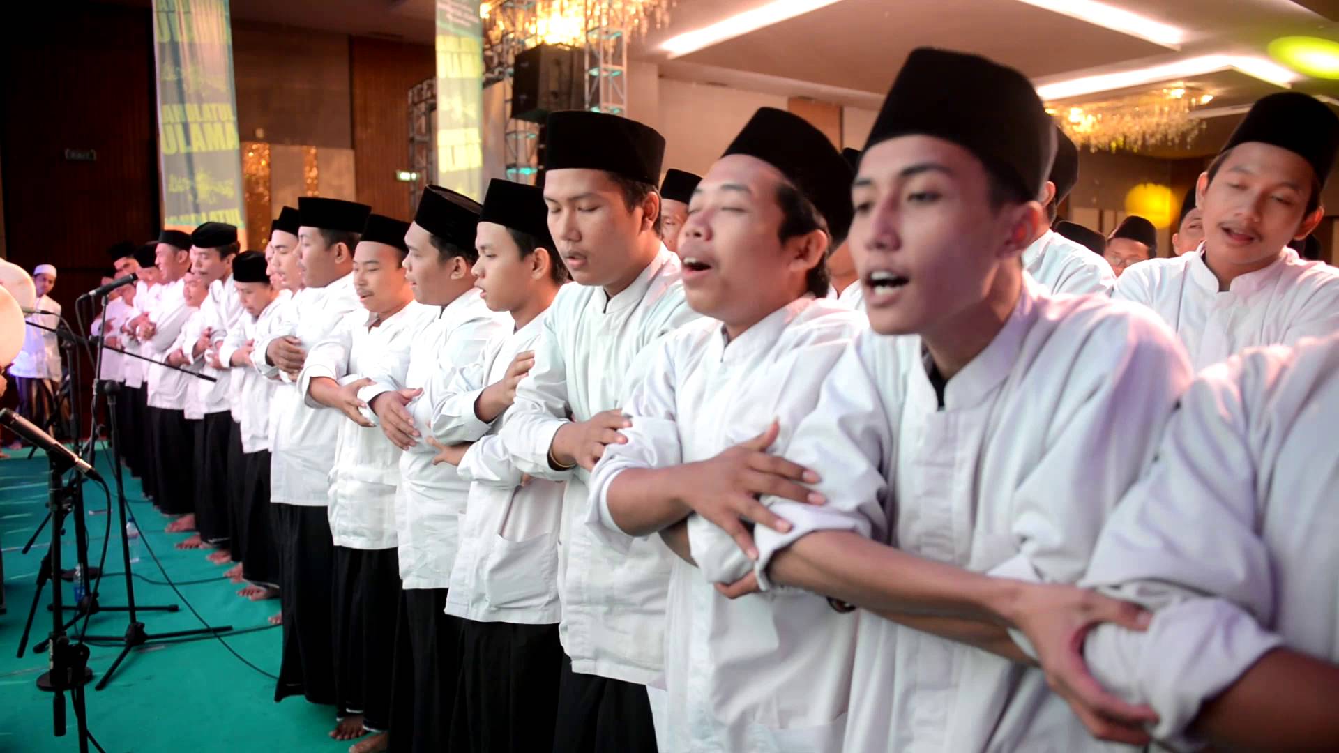 NUSANTARA: Seni hadrah, perwujudan ekspresi seni baca Shalawat Nabi khas Indonesia. (foto: ngopibareng.id)