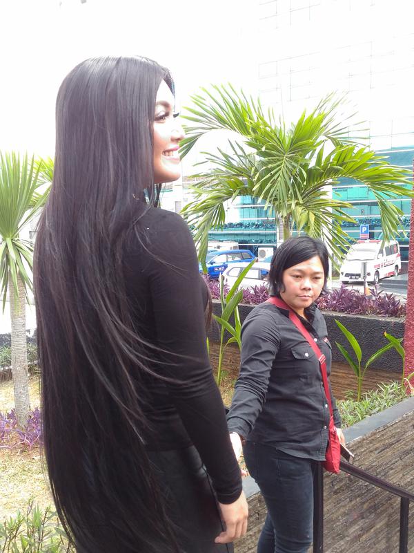 Rambut Denada sepanjang lutut sebelum dipotong pendek.