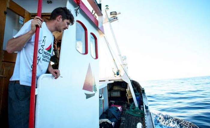  Kapten kapal asal Norwegia, Herman Reksten, di atas kapalnya bernama Karstein yang berbendera Norwegia. (foto: afp)