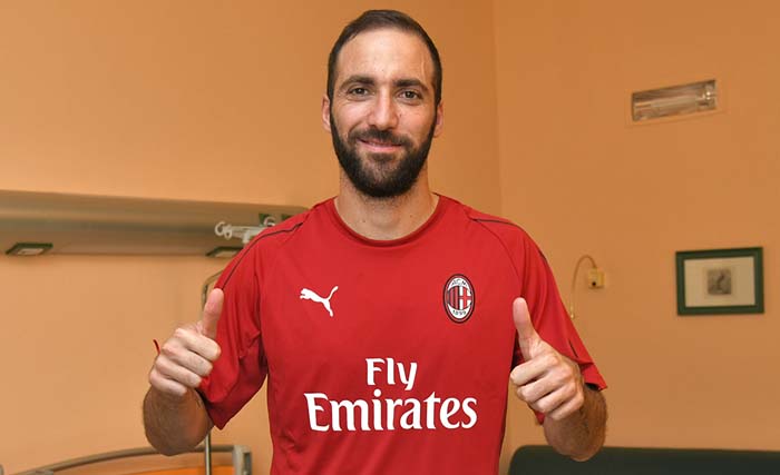 Gonzalo Higuain, resmi jadi pemain AC Milan usai kesepakatan dengan Juventus. (foto:acmilan.com)