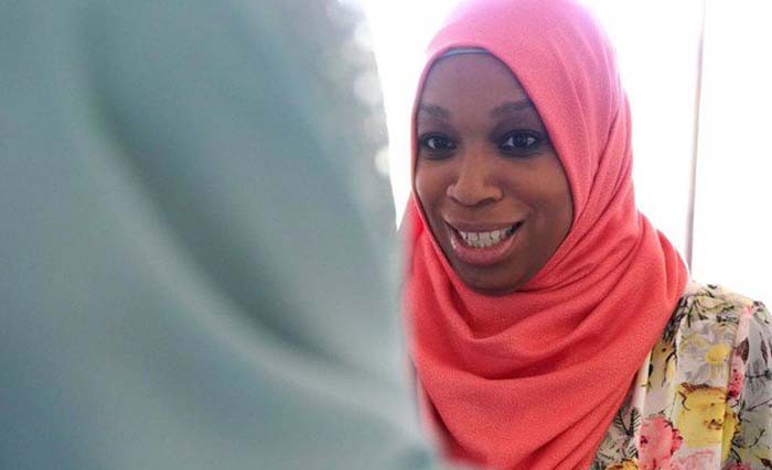 Tahirah Amatul-Wadud sedang berdialog dengan penduduk   Massachusetts. (foto: afp)