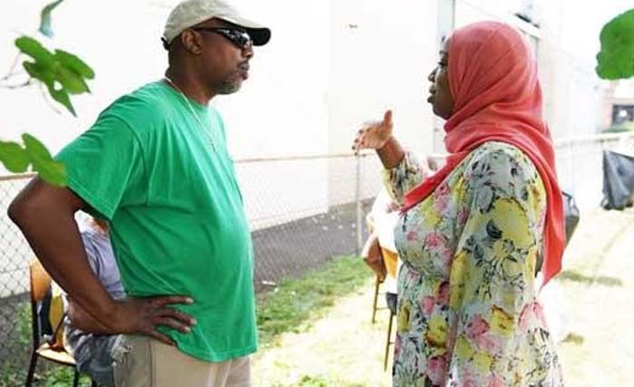 Tahirah Amatul-Wadud sedang menyapa seorang pejalan kaki, dan mengajaknya berdialog di jalanan  Massachusetts. (foto: afp)