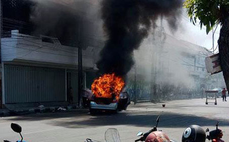 Sebuah mobil honda Jazz yang dikendarai seorang PNS Pemkab Sidoarjo terbakar usai menabrak tiang telpon di Jl Gajah Mada Sidoarjo, Jumat, 3 Agustus 2018 siang.