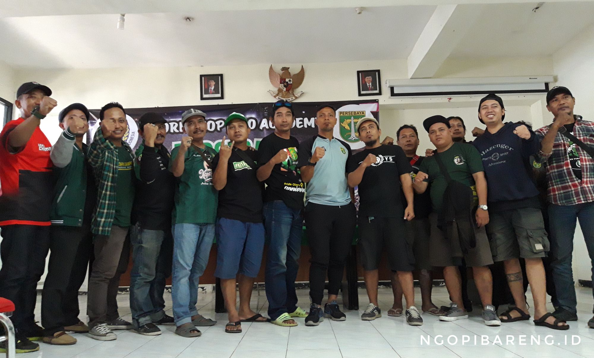 Pelatih caretaker Persebaya Bedjo Sugiantoro, saat diskusi dengan Bonek di mess Karanggayam, Jumat 3 Agustus 2018. (Foto: Haris/ngopibareng.id) 