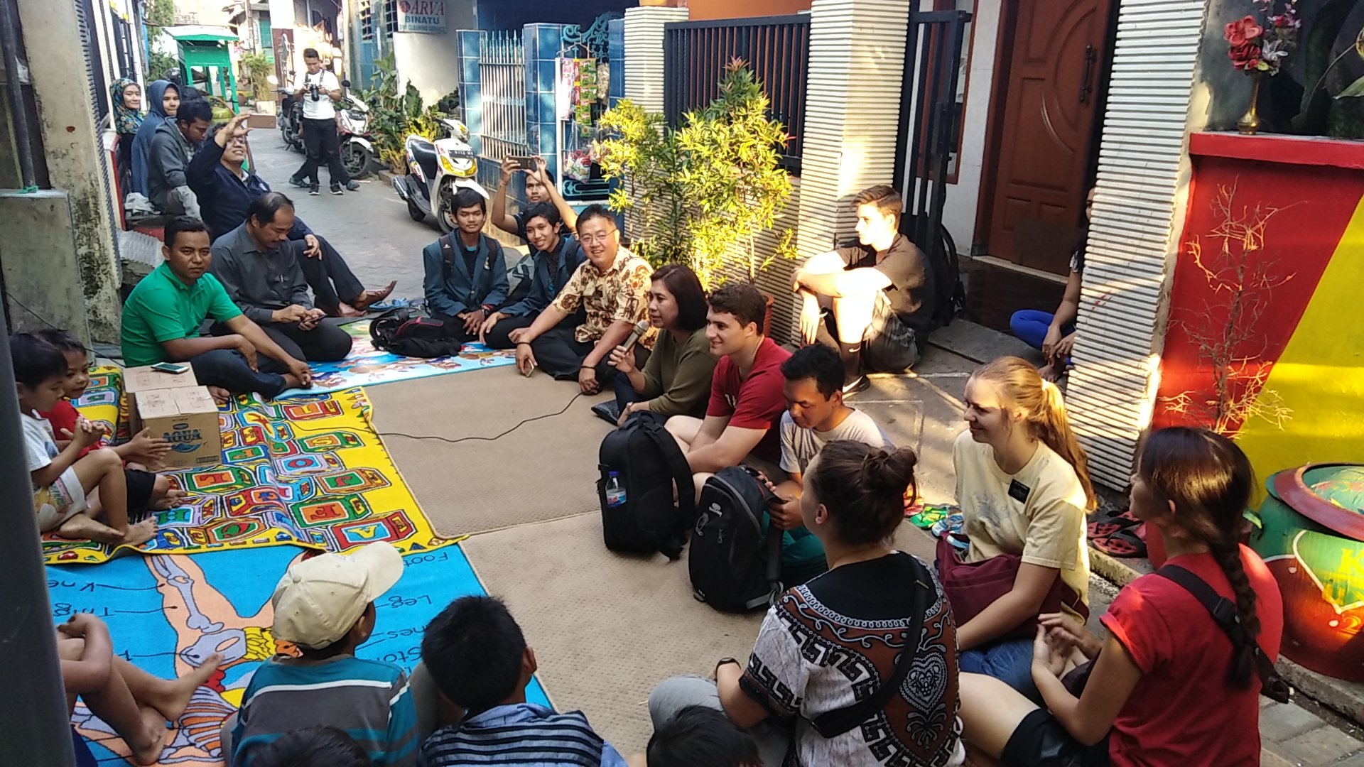 Pengelola Kampung Inggris Dolly, saat bertemu wisatawan mancanegara asal Amerika Serikat, Jumat 3 Agustus 2018. (Foto: Farid/ngopibareng.id)