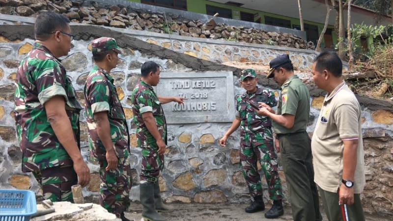 Kasdim 0815 Mayor Inf Nuryakin, S.Sos Saat Meninjau Pembangunan TPT DI Lokasi TMMD Desa Jembul