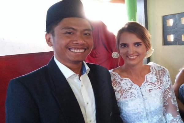 Elan Zack, musisi asal Lombok sukses menggaet hati bule cantik asal Jerman bernama Jasmine. foto: FB/chungky fungky