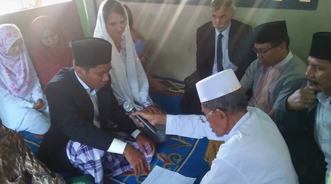 Akad nikah digelar secara Islam dan adat Lombok di kampung halaman Elan Zack.