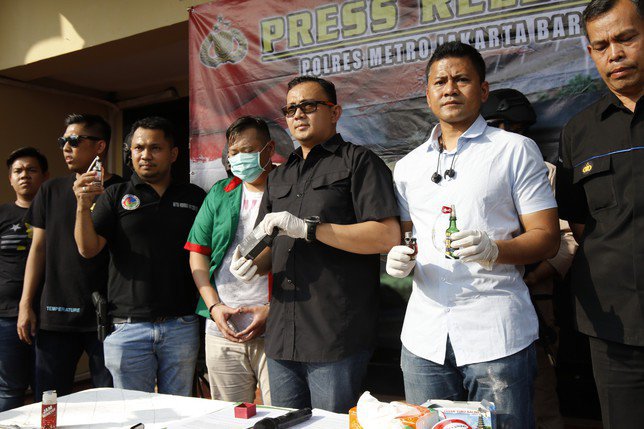 Reza beserta barang bukti narkoba diperlihatkan ke hadapan wartawan pada hari penangkapan sang artis, pada 30 Juli 2018 lalu.