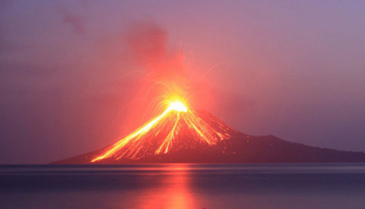 Ilustrasi-Lava pijar dari Gunung Anak Krakatau di perairan Selat Sunda, Kalianda, Lampung Selatan, Kamis 19 Juli 2018. Sejak pukul Rabu 8 Juli 2018 sore hingga Kamis 19 Juli 2018 pagi tercatat jumlah letusan mencapai 117 kali yang disertai asap kawah dan lontaran batu. (Foto: Antara)