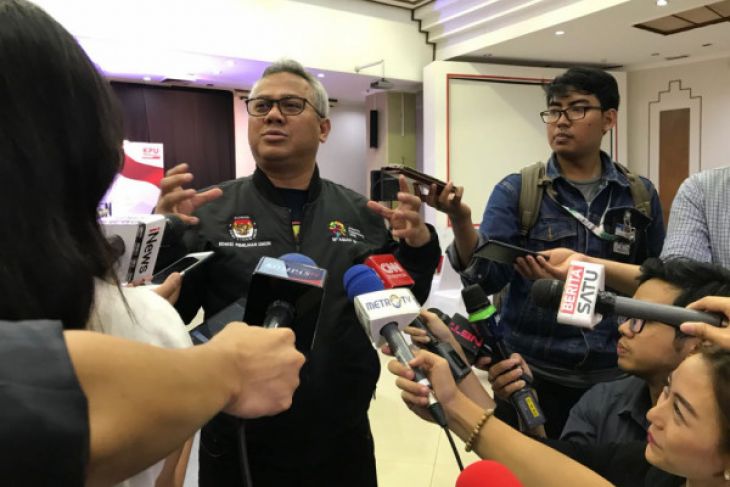 Ketua KPU RI Arief Budiman memberikan pernyataan pers di hari pertama pendaftaran capres-cawapres di Gedung KPU RI Jakarta, Sabtu 4 Agustus 2018. (Foto: Antara)