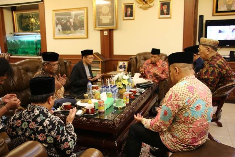 DOA: Tuang Guru Bajang saat berkunjung ke PBNU diterima KH Said Aqil Siroj. (foto: ngopibareng.id)