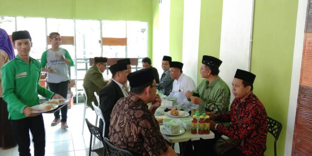 DILUNCURKAN: Peresmian Ma'arif Chicken (Ma'chik) di Yayasan Pendidikan Islam (YPI) Nurul Huda, Sedati, Sidoarjo. (foto: ypi for ngopibareng.id)