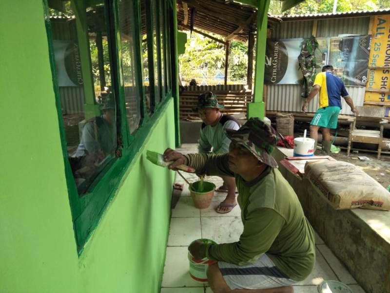 Angota Satgas TMMD Saat Melakukan Pengecatan Rumah Mbok Wati, Desa Jembul, Jatirejo, Mojokerto 