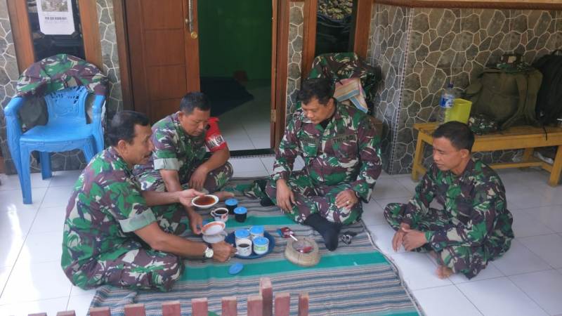 Suasana Kebersamaan Satgas TMMD Saat Rehat, Bercengkerama dan Ngopi Bareng, Di Rumah Salah Satu Warga Desa Jembul