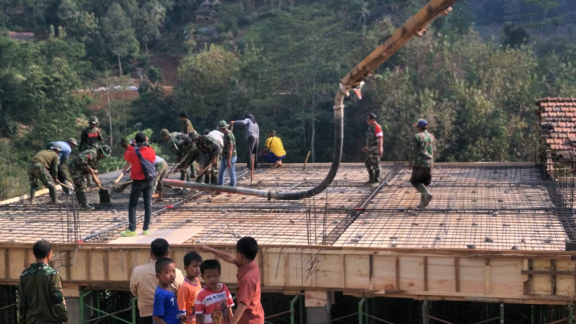 Anggota Satgas TMMD Saat Melakukan Pengecoran Pendopo dan Balai Desa Jembul