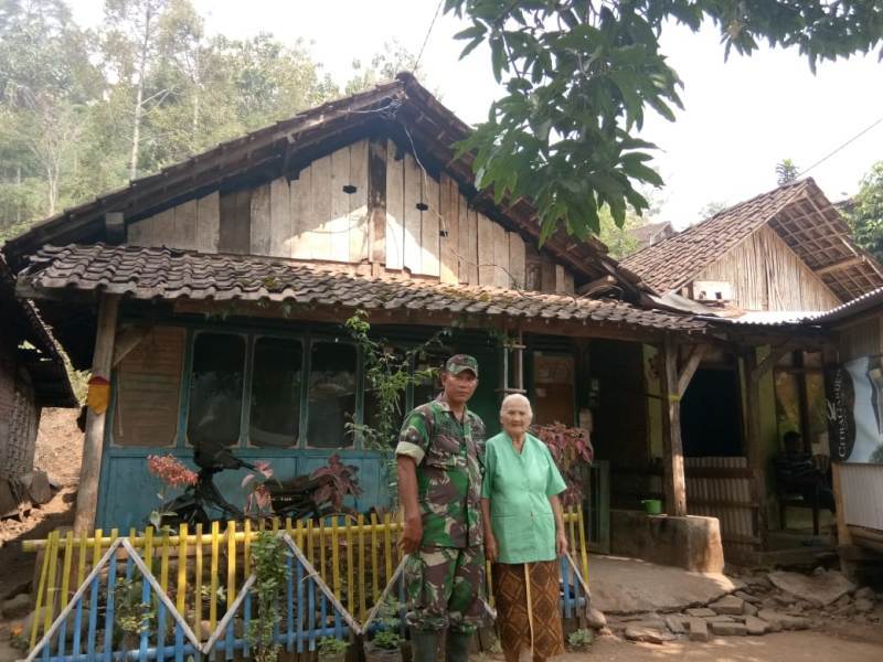 Babinsa Jembul Serma Agus Siswandi Bersama Mbok Kosul alias Mbah Wati