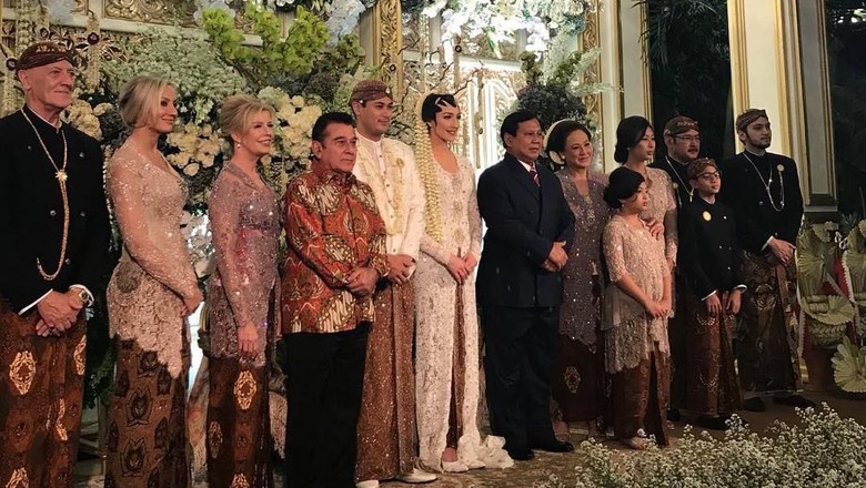 Di hari pernikahan, pasangan Panji Trihatmodjo dan Varsha Strauss memakai adat Jawa, 3 Agustus 2018.