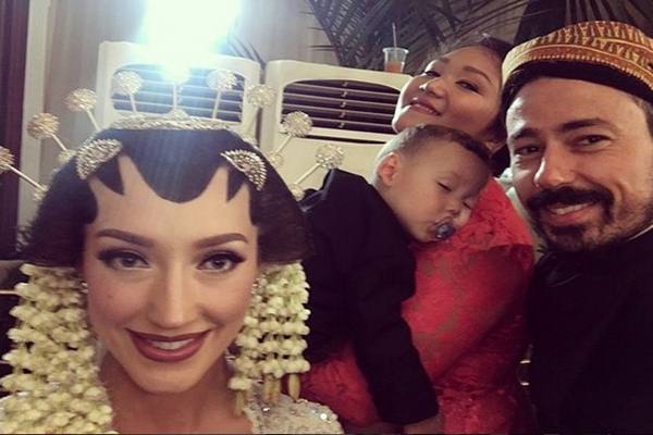 Uty Wibowo dan suami bulenya, Luigi Ferrara bersama pengantin baru, Varsha Strauss. Foto: IG/utywibowo.