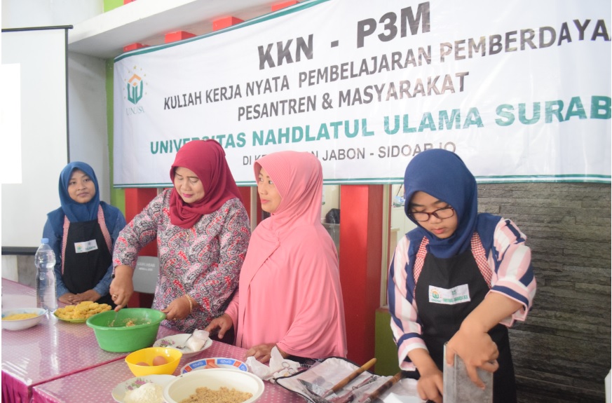 Mahasiswa Unusa bersama ibu-ibu Desa Dukuhsari, Jabon ketika membuat olahan berbahan tempe. (Humas)