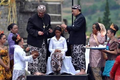 Potong rambut gimbal di Dieng Festival. Foto : Antara