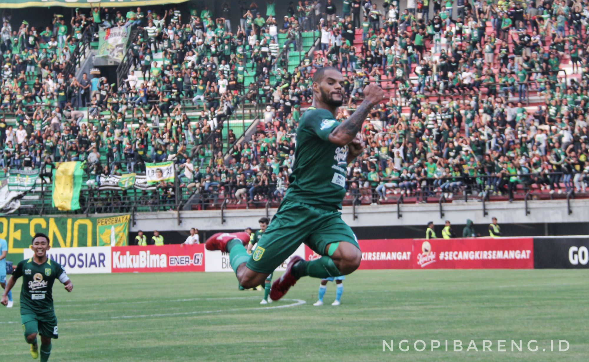 Selebrasi gol kedua pemain Persebaya, David da Silva ke gawang Persela, Minggu 5 Agustus 2018. (foto: Haris/ngopibareng)