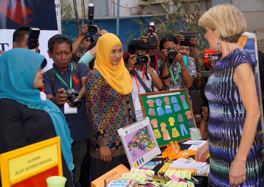 Menteri Luar Negeri Australia Julie Bishop bertemu dengan para guru inovatif yang terlibat dalam Program Inovasi untuk Anak Sekolah Indonesia (INOVASI).  Pertemuan itu berlangsung dalam acara 'Peringatan 10 Tahun Kemitraan Sekolah BRIDGE Australia-Indonesia’, yang digelar di SMA Muhammadiyah 2 Surabaya,  Minggu, 5 Agustus 2018. (foto: Istimewa) 