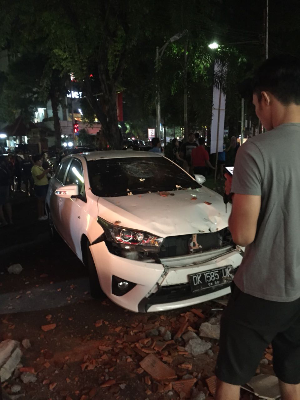 Sejumlah kendaraan tertimpa reruntuhan genteng dan tembok di beberapa mall di Denpasar. 