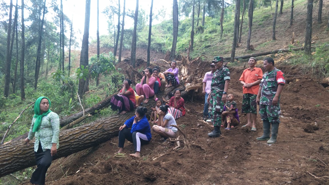 Kasdim 0815 Mojokerto Saat Berbincang Dengan Warga Rejosari, Disela - Sela Peninjauan Pengerjaan Jalan 