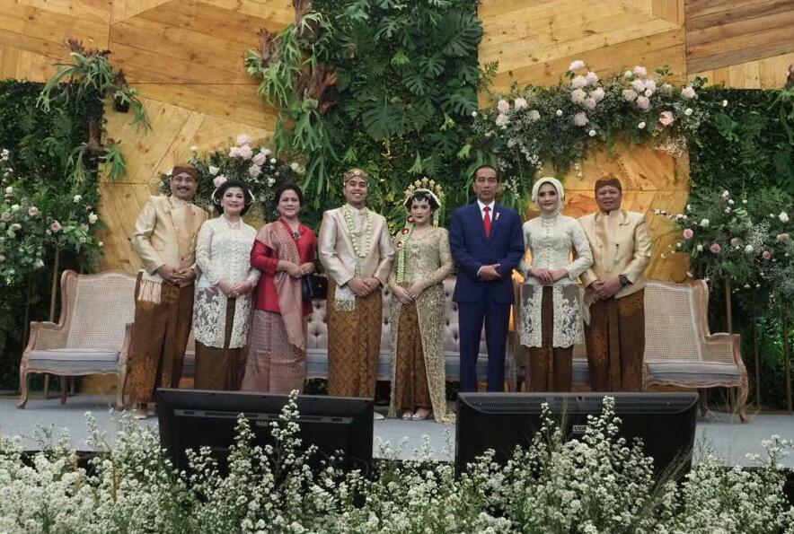 Presiden Jokowi ditengah-tengah mempelai. foto:kemenpar