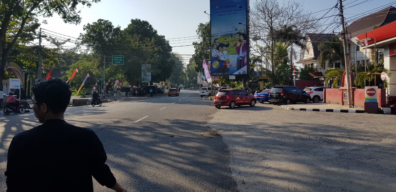 Suasana pagi ini, Senin, 6 Agustus 2018 di Jalan Langko, Mataram lengang. Biasanya pagi hari jalanan tersebut menjadi langganan macet karena berbarengan dengan berangkatnya anak sekolah. (Foto: WatsApp) 