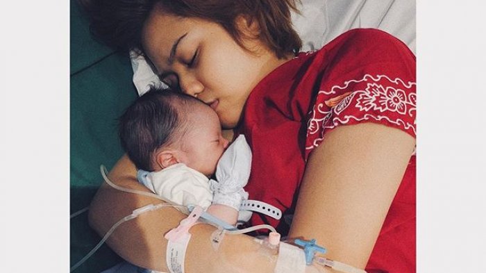 Mytha Lestari dan bayinya yang diberinama Mahatma Kala Maheswara. Foto: IG/mytha_lestari.