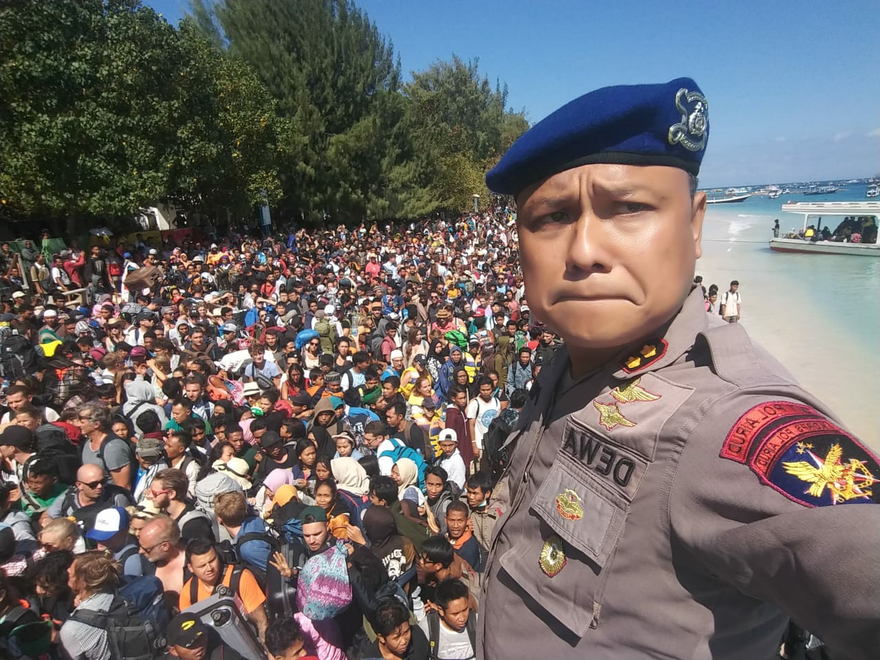 DIEVAKUASI: Ribuan turis dan pekerja menunggu dievakuasi. (foto: bahman for ngopibareng.id)