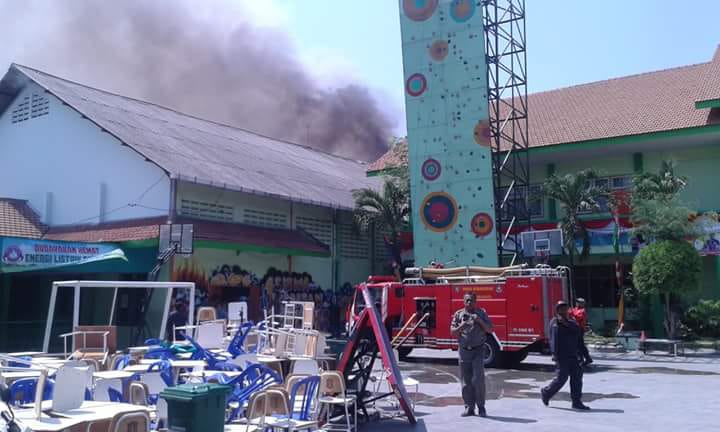 Kebakaran SMPN 21 Surabaya, aksi penyelamatan yang bisa diselamatkan. foto: ngopibareng.id