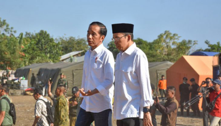 Presiden Joko Widodo (kiri) didampingi Gubernur NTB TGB Zainul Majdi (kanan) mengunjungi pengungsian korban gempa bumi di Desa Madayin, Kecamatan Sambelia, Selong, Lombok Timur, NTB, Senin 30 Juli 2018. Presiden Jokowi mengatakan pemerintah akan memberikan bantuan untuk perbaikan Rp 50 juta per rumah korban gempa yang mengalami kerusakan. (Foto: Antara)