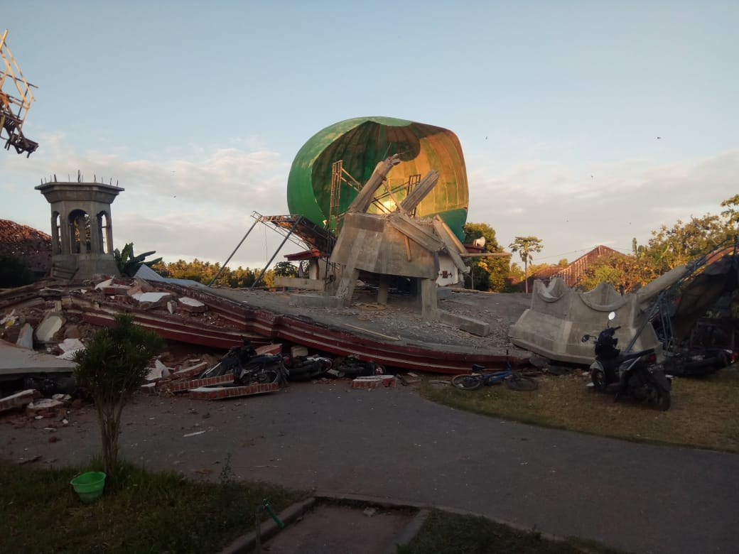 Masjid roboh akibat gempa Lombok. (Foto : BNPB)