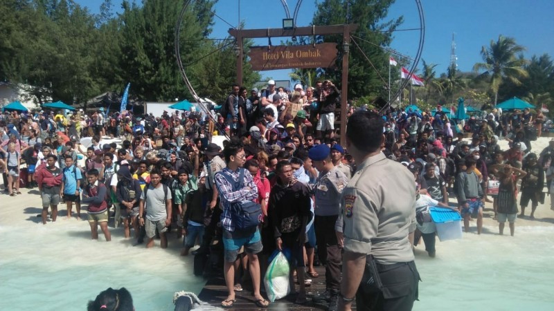 Turis yang mengantre evakuasi di Gili Trawangan. (Foto: Bahman for ngopibareng.id)