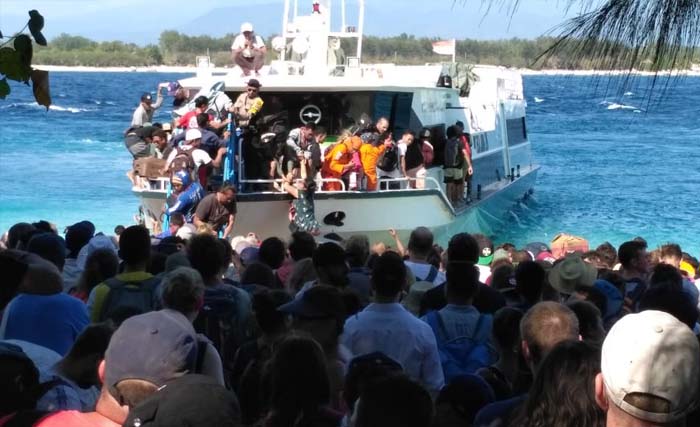 Ratusan wisatawan asing dan domestik antri untuk dievakuasi di Gili Terawangan, NTB, hari Senin 6 Agustus sore. (foto: rahmad hendro/ngopibareng)