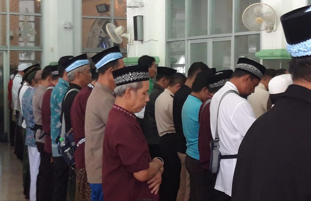 Para Calon Jamaah Haji melakukan Salat Gaib untuk Korban Gempa Lombok NTB, di Masjid Asrama Haji Embarkasi Surabaya, Senin, 6 Agustus 2018. (foto: farid/ngopibareng.id) 