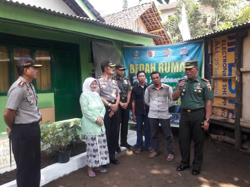 Danrem 082/CPYJ Kolonel Arm Budi Suwanto Saat Menyerahkan Hasil Bedah Rumah