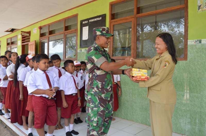 Kasdim 0815 Mojokerto Mayor Inf Nuryakin, S.Sos Saat Menyerahkan Bantuan BUku Di SDN Jembul