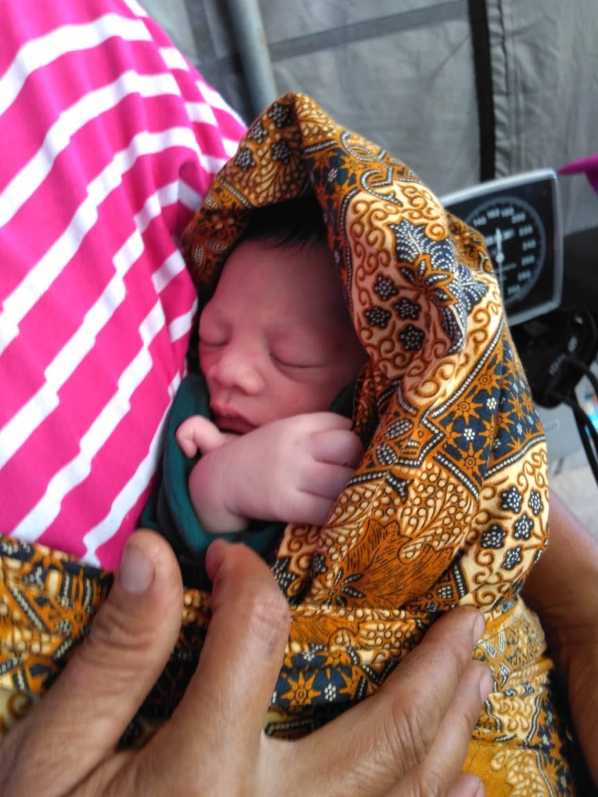 Muhammad Gempa Rizki dalam gendongan sang ibu. Foto: Twitter@palangmerah.