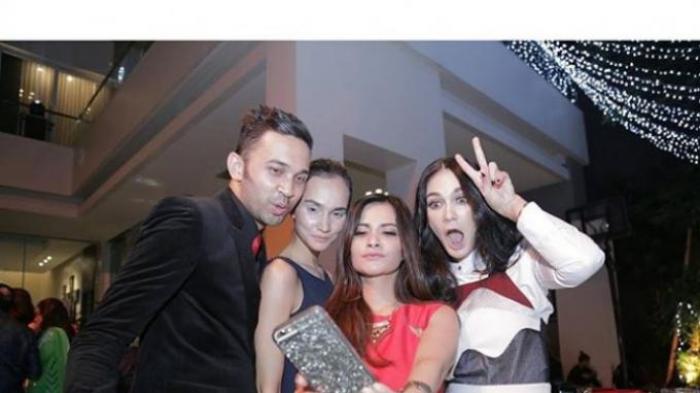 Luna Maya dan Cut Tari foto bareng saat bertemu di acara selebriti.