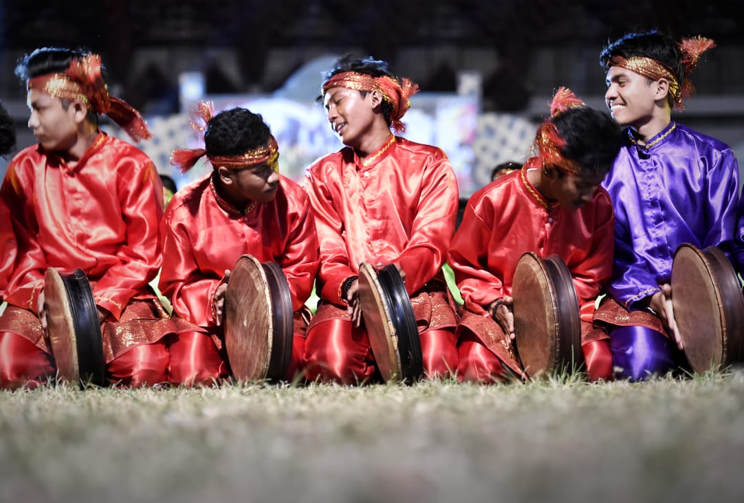 Tari kolosal Aceh Lhee Sagoe. foto:kemrnpar