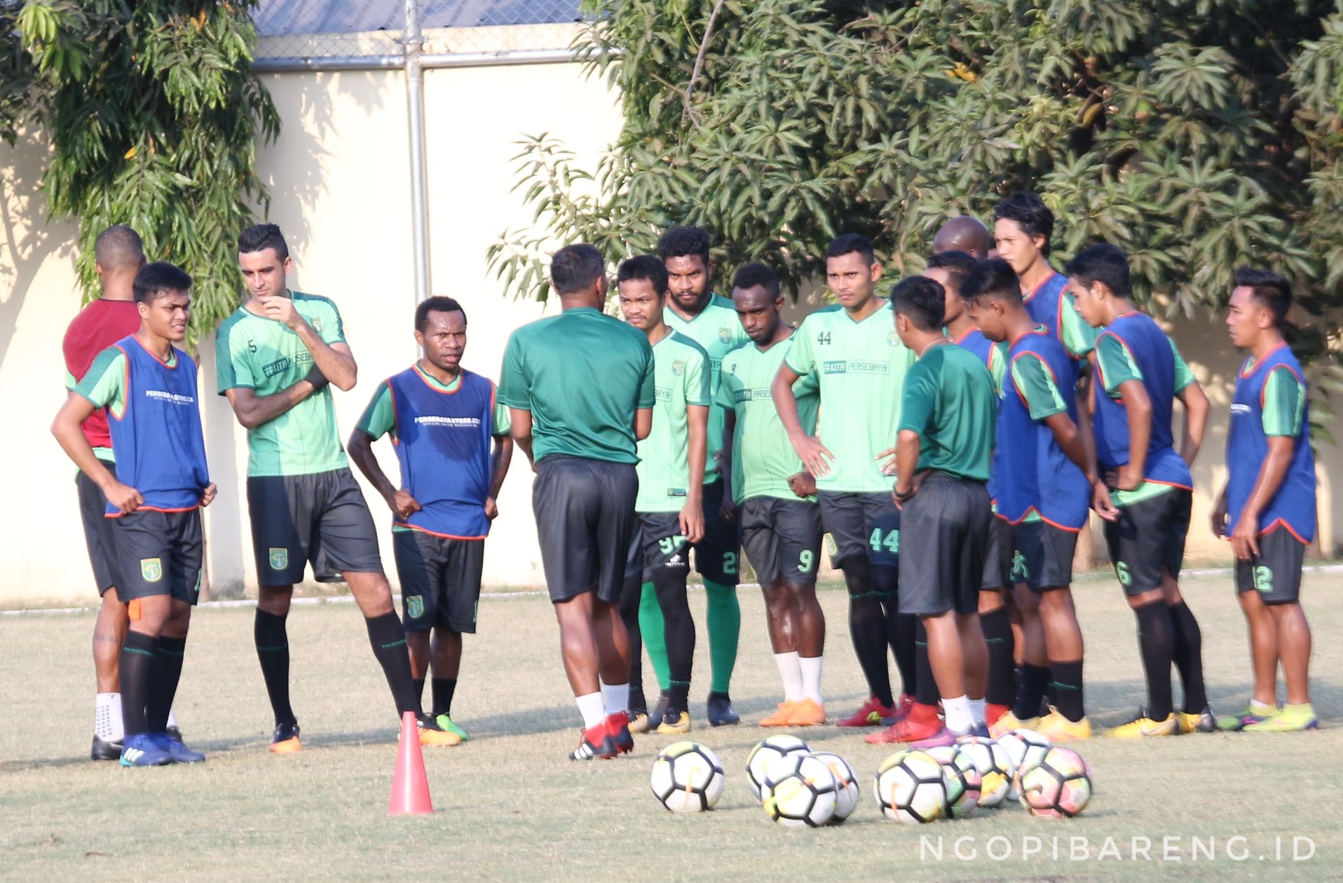 Skuad Persebaya saat latihan di lapangan Polda Jatim, Selasa 7 Agustus 2018. (foto: Haris/ngopibareng)