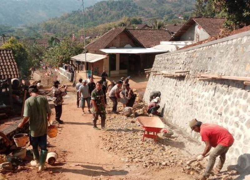 Suasana Finishing dan Pembersihan Sisa Material Di Jalan Dusun Blentreng Desa Ngembat