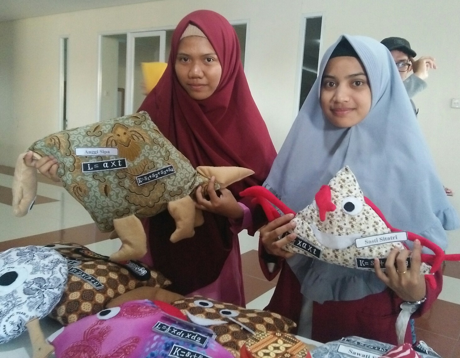 Rina Rusdiana dan Ianatuz Zukhrufah menunjukkan boneka edukasi buatannya. (Foto: Amanah/ngopibareng.id)