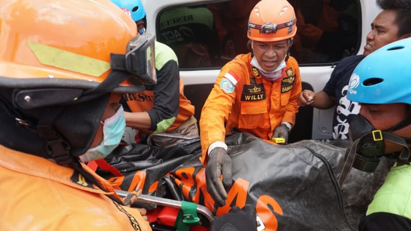 Tim SAR gabungan berhasil mengevakuasi satu korban yang tertimbun runtuhan masjid di Desa Karang Pangsor, Pemenang, Lombok Utara, Rabu 8 Agustus. (Foto: Kumparan)